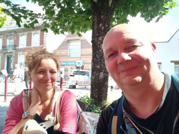 Ingrid et Lawrence, hôtes des gîtes Aux Champs des Amours près de Bapaume