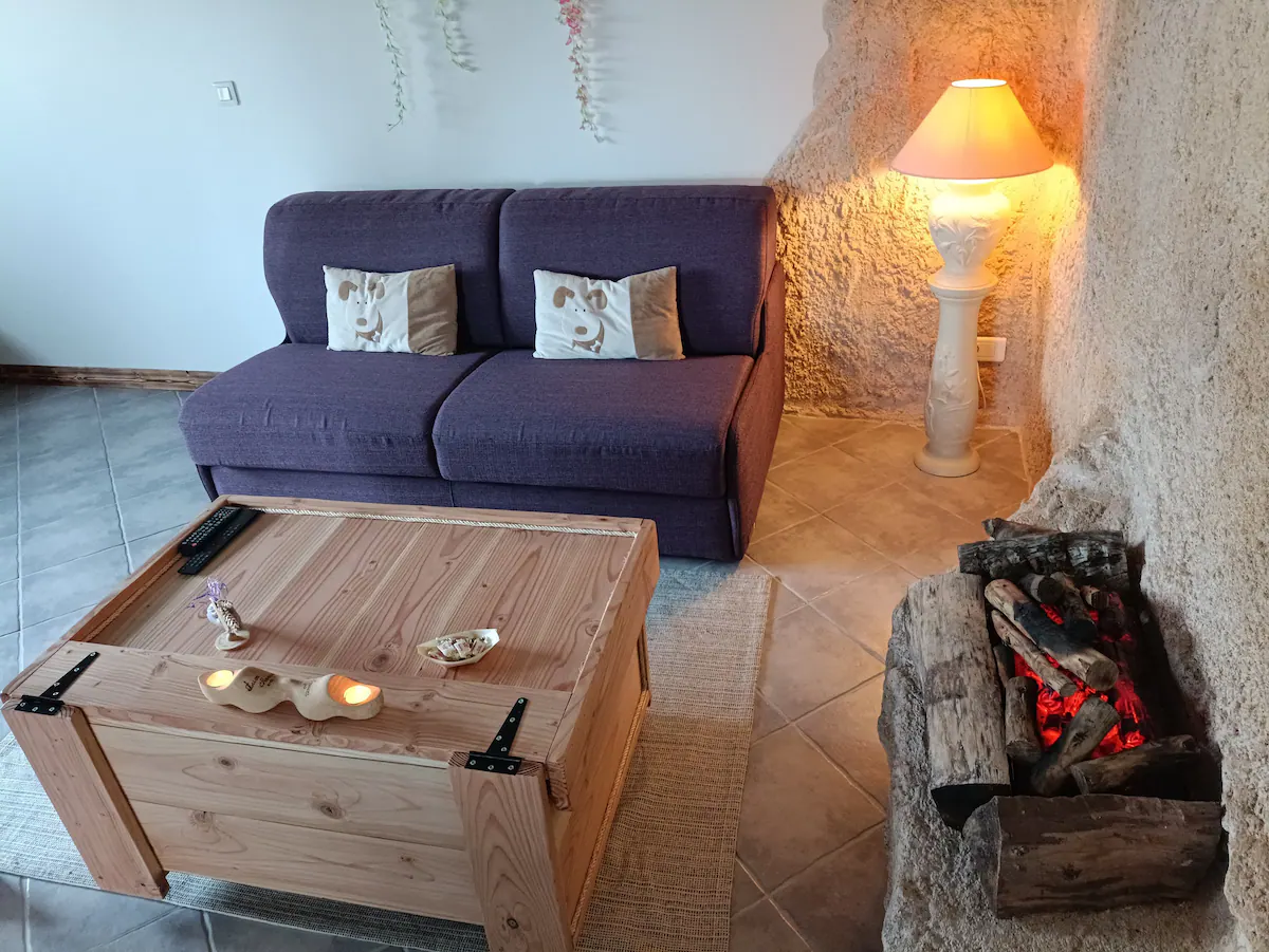 séjour du gîte 4 personnes avec espace repas et coin salon aux Champs des Amours