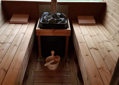 Intérieur du sauna tonneau finlandais du gîte Aux Champs des Amours