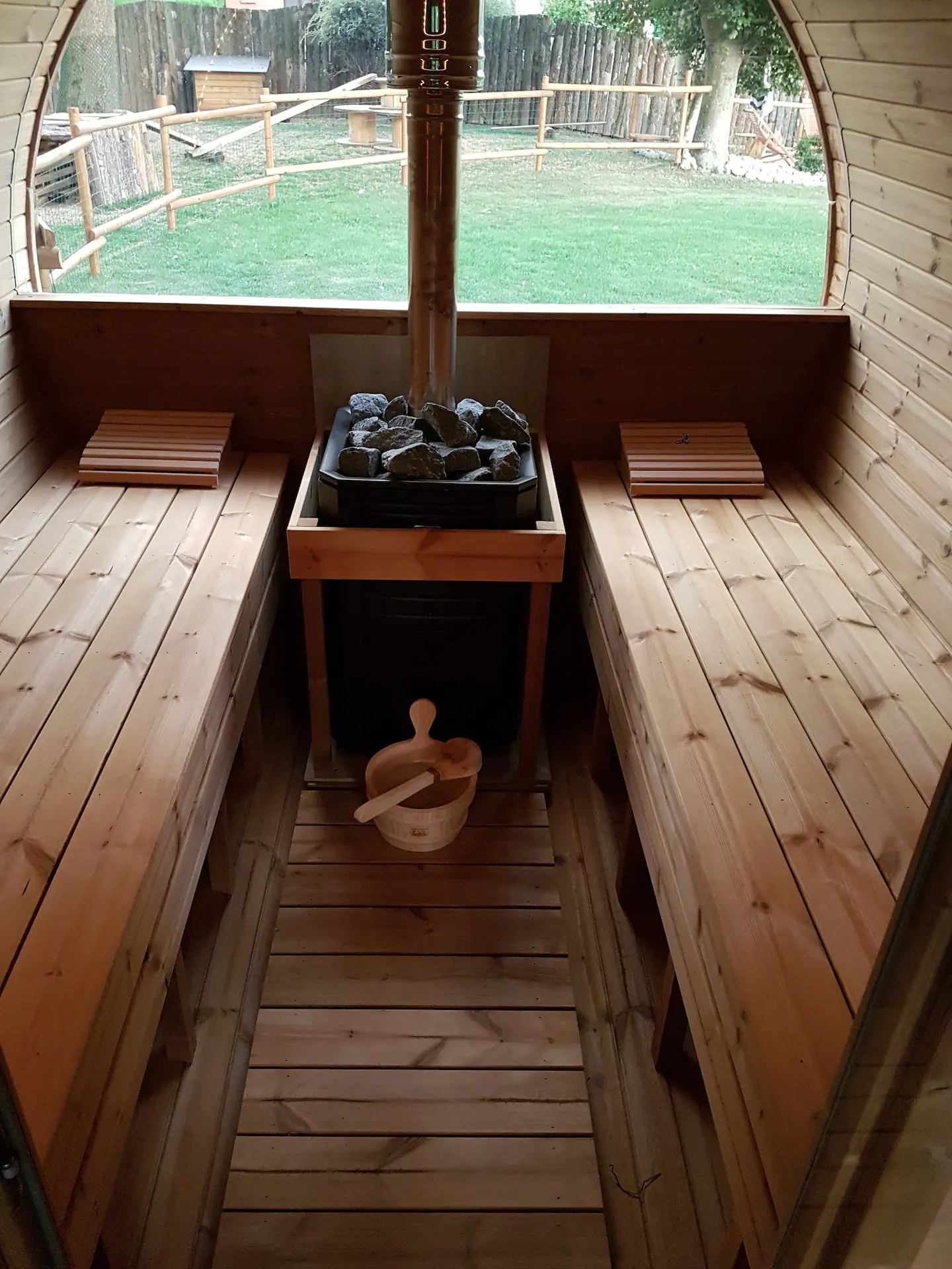 Intérieur du sauna tonneau finlandais du gîte Aux Champs des Amours