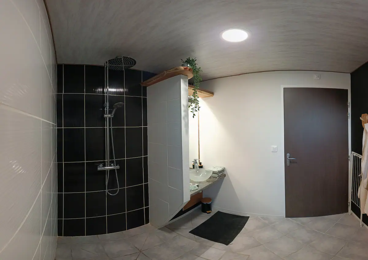 salle de bains avec douche à l'italienne PMR du gîte aux champs des amours