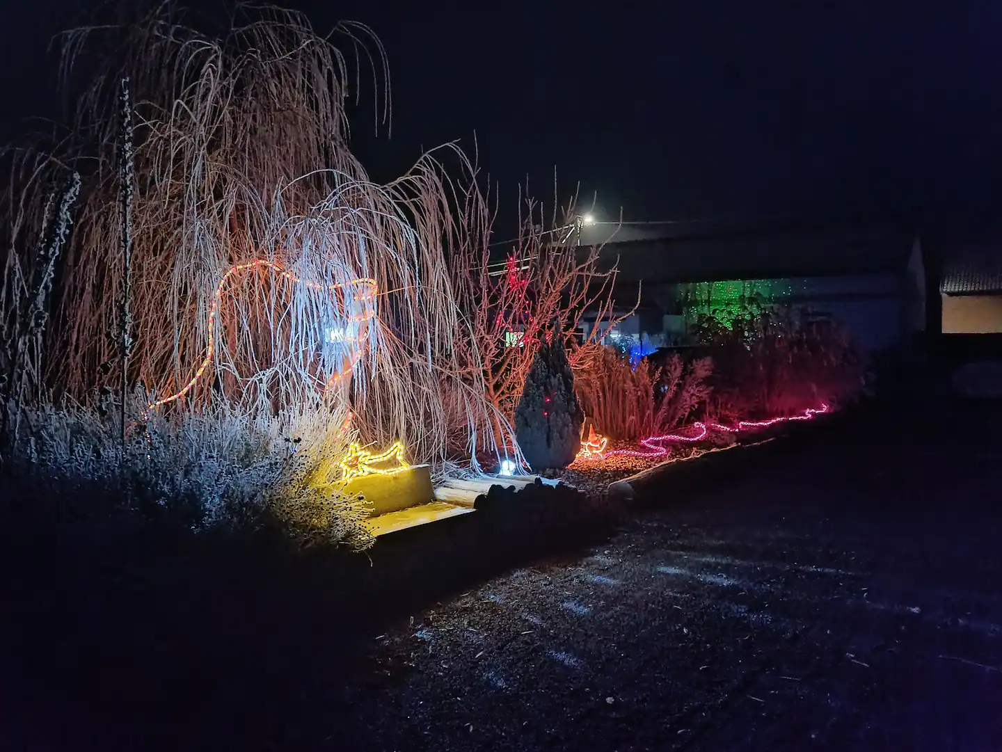 Gîte Aux Champs des Amours décoré pour Noël en extérieur