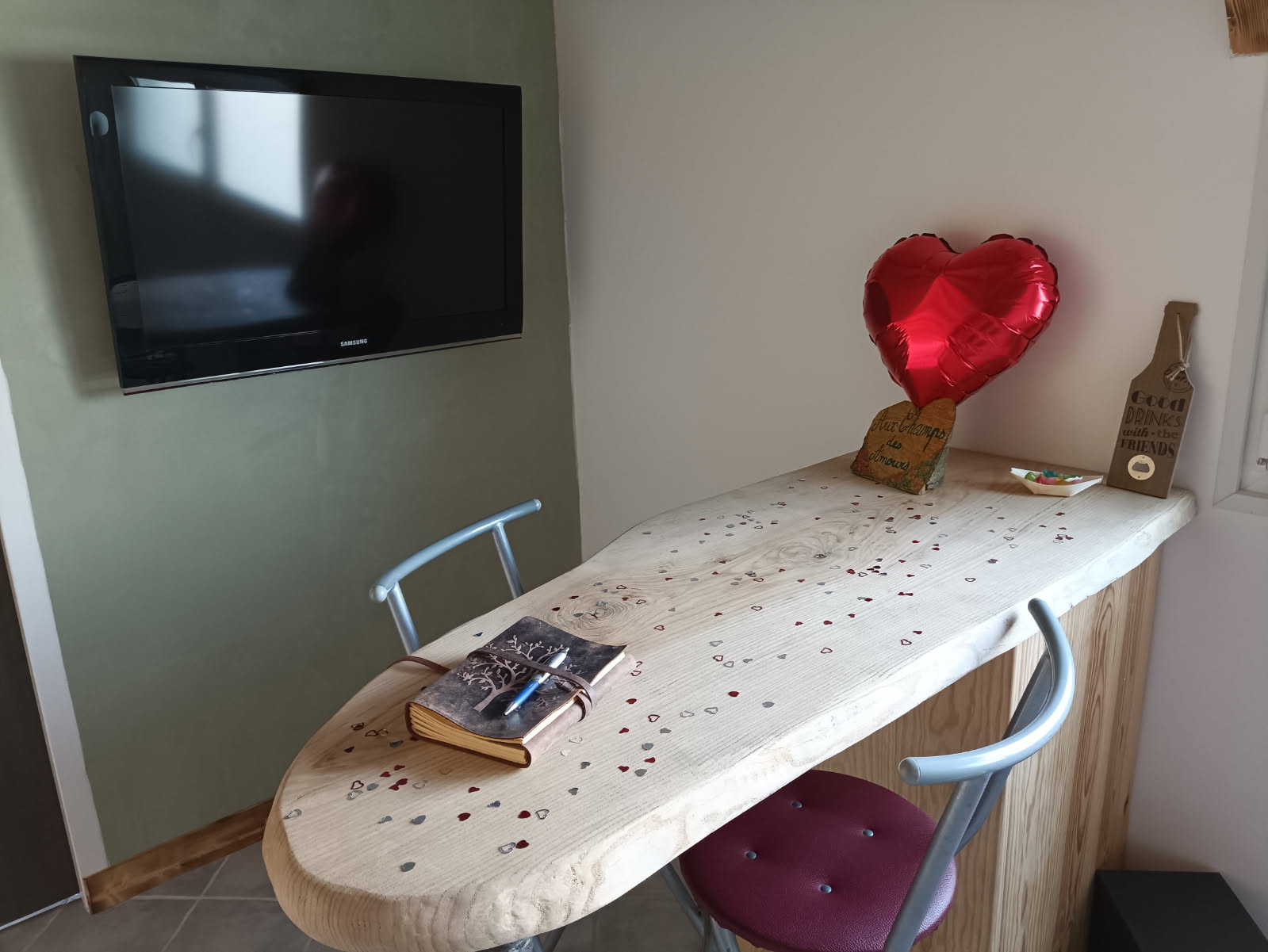 décoration romantique pour un séjour Saint-Valentin dans les gîtes Aux Champs des Amours
