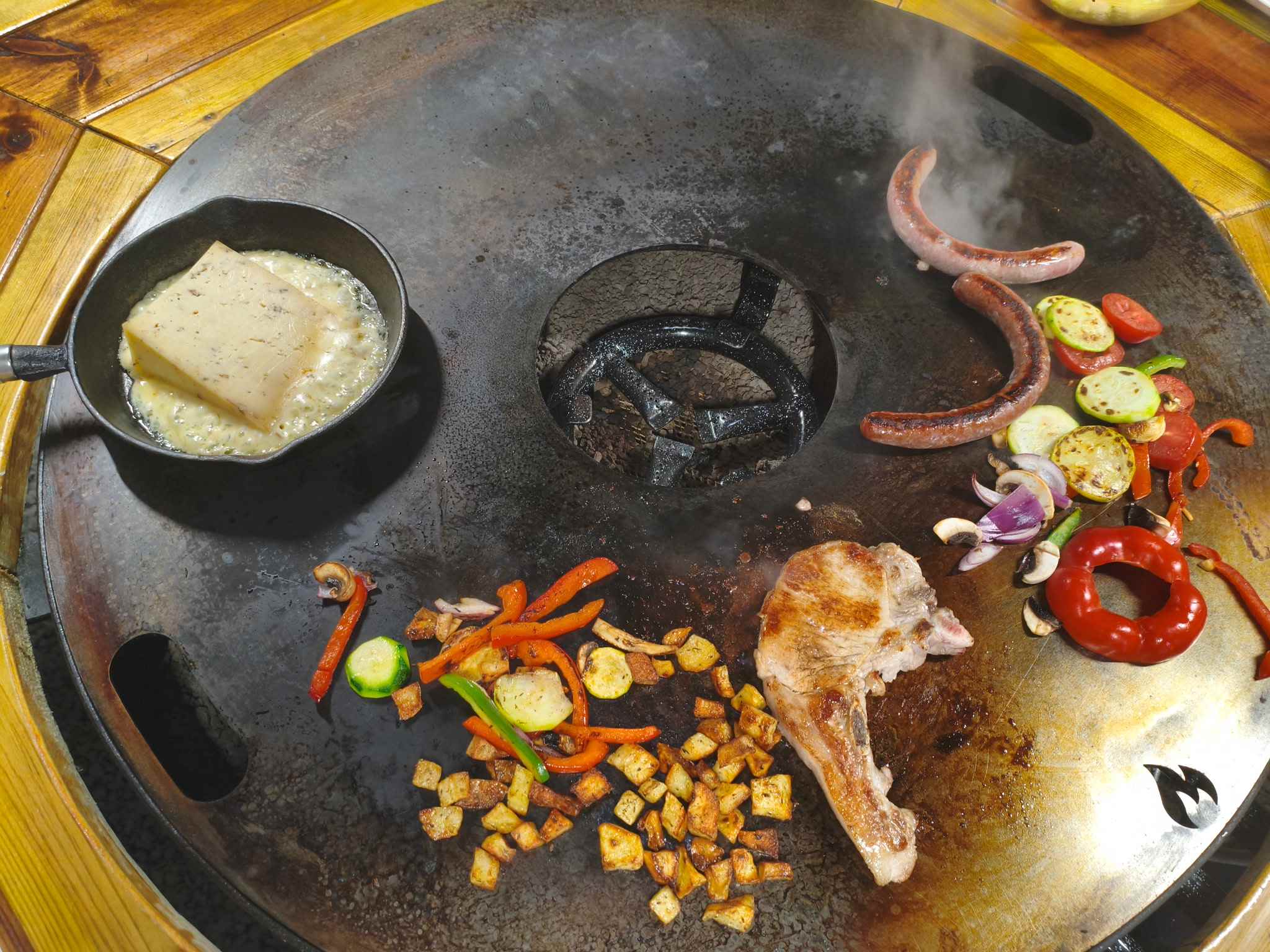 Cuisson de fromage, viande et légumes sur le kota-grill Aux Champs des Amours
