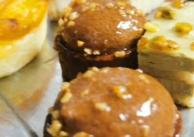 Mini hamburgers dans un buffet sucré-salé
