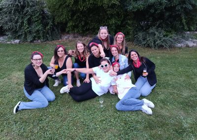 photo souvenir d’un groupe d’amies lors d’un week-end EVJF aux Champs des Amours, dans un cadre verdoyant et calme