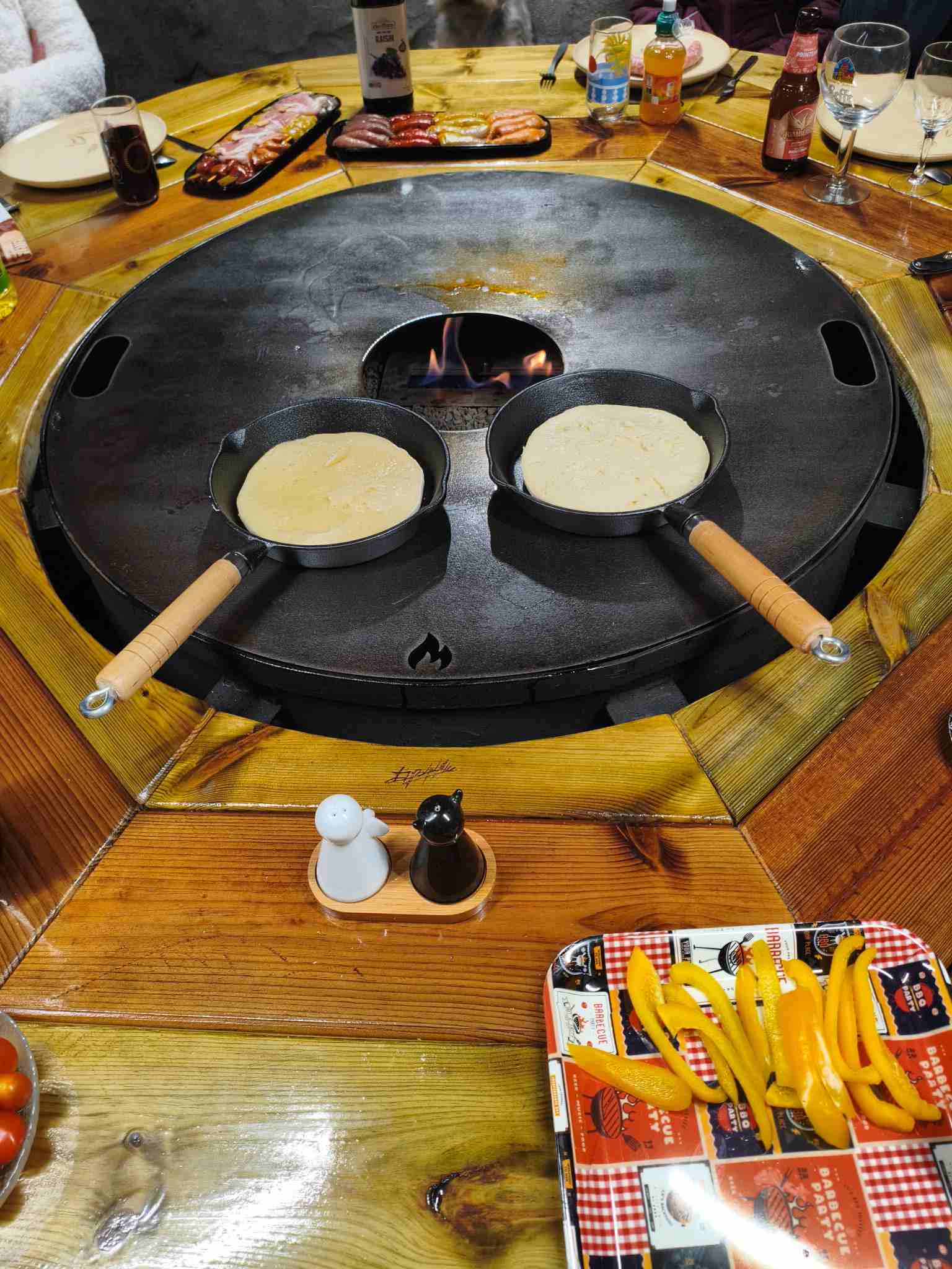 Repas dans un kota grill dans le Pas-de-Calais : cuisson grill central et table conviviale pour un groupe