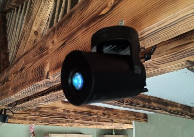 Le matériel de rétroprojecteur du gîte Aux Champs des Amours pour évènements festifs