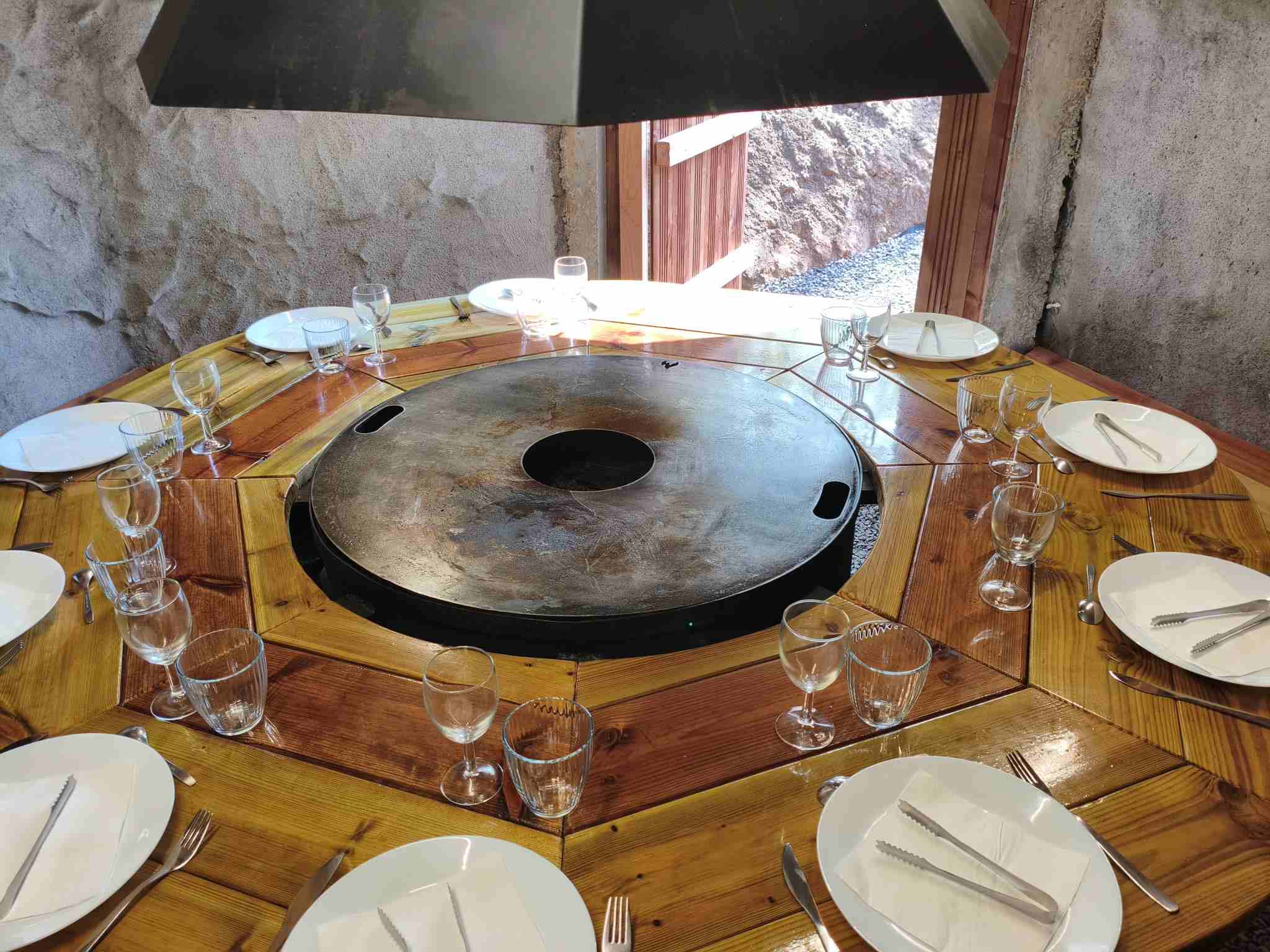 Table dressée dans un kota grill du Pas-de-Calais pour un repas de groupe - Intérieur du chalet finlandais
