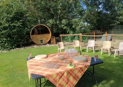 Table de fête dressée pour buffet dans le jardin des gîtes Aux Champs des Amours
