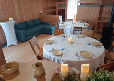 Tables dressées dans le gîte Aux Champs des Amours
